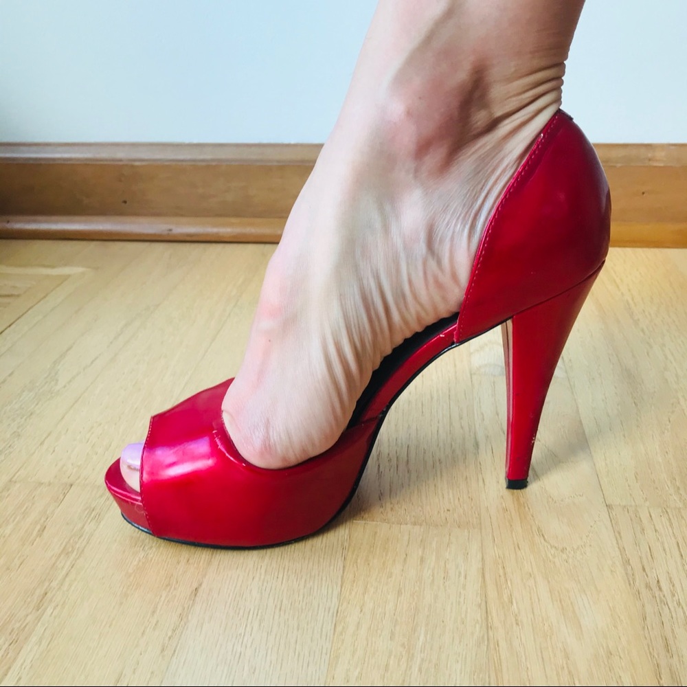 Paris Hilton | red heels